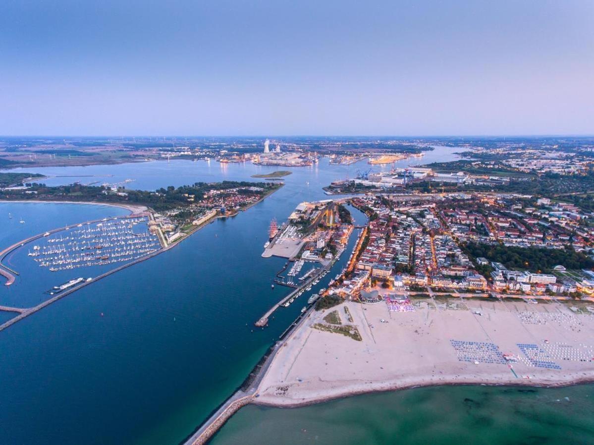 Ferienwohnung Mond, am Warnemünder Kirchenplatz Rostock Exterior foto